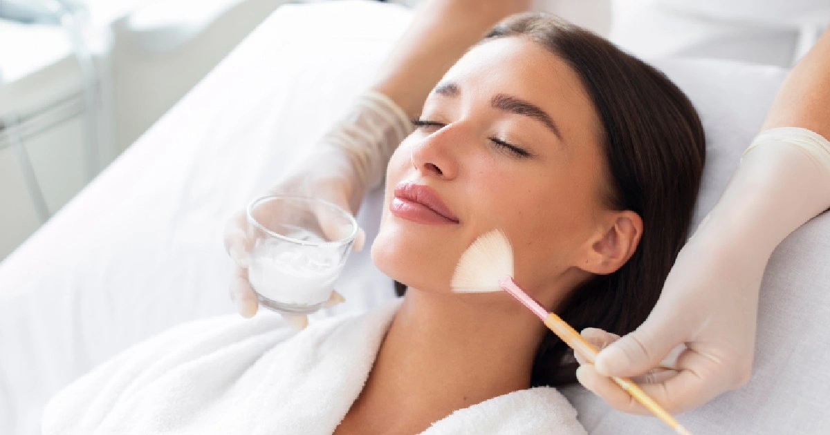 WomenreceivingChemicalPeelTreatmentinSidneyNE